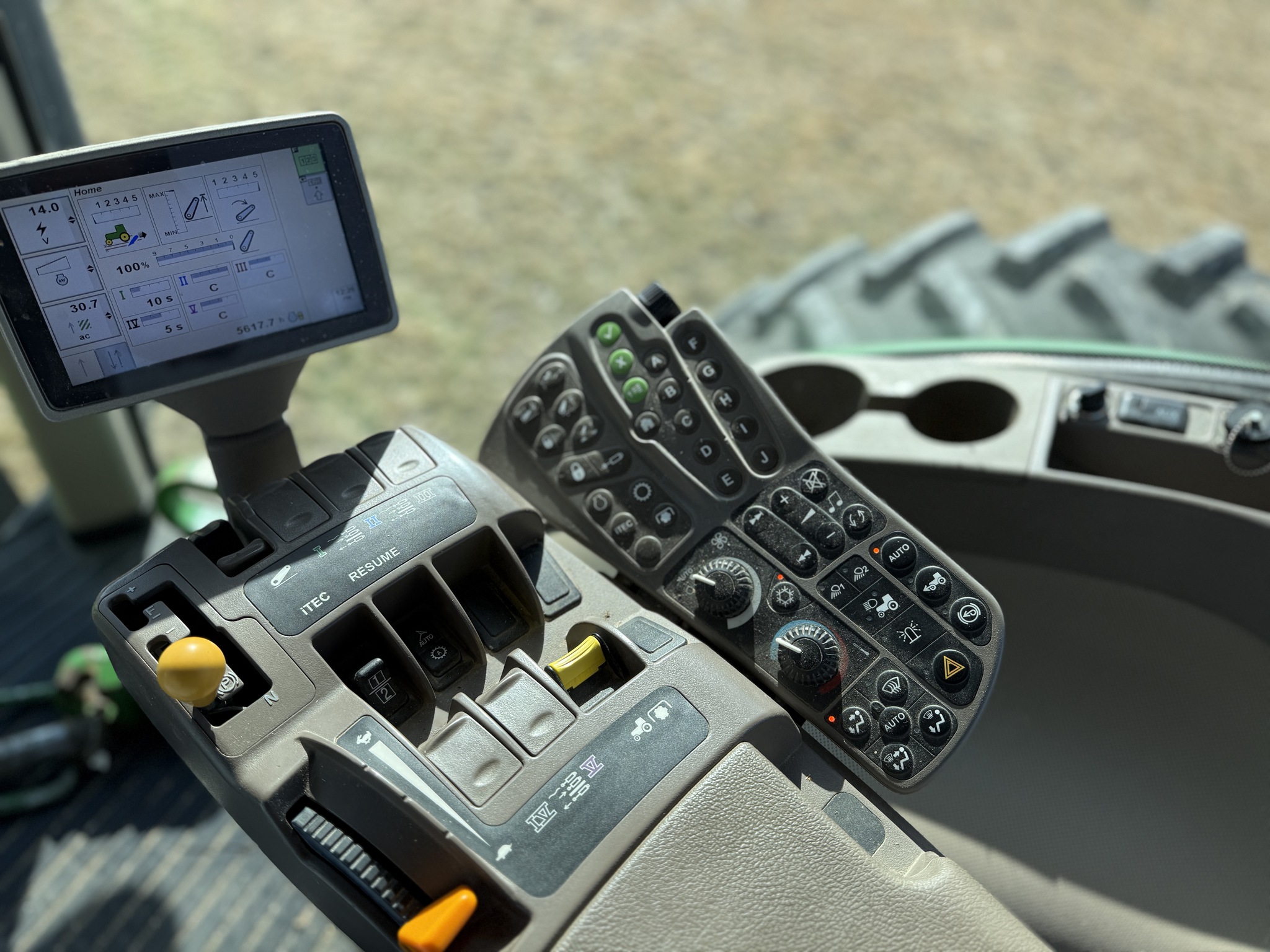 2010 John Deere 8270R Image 22