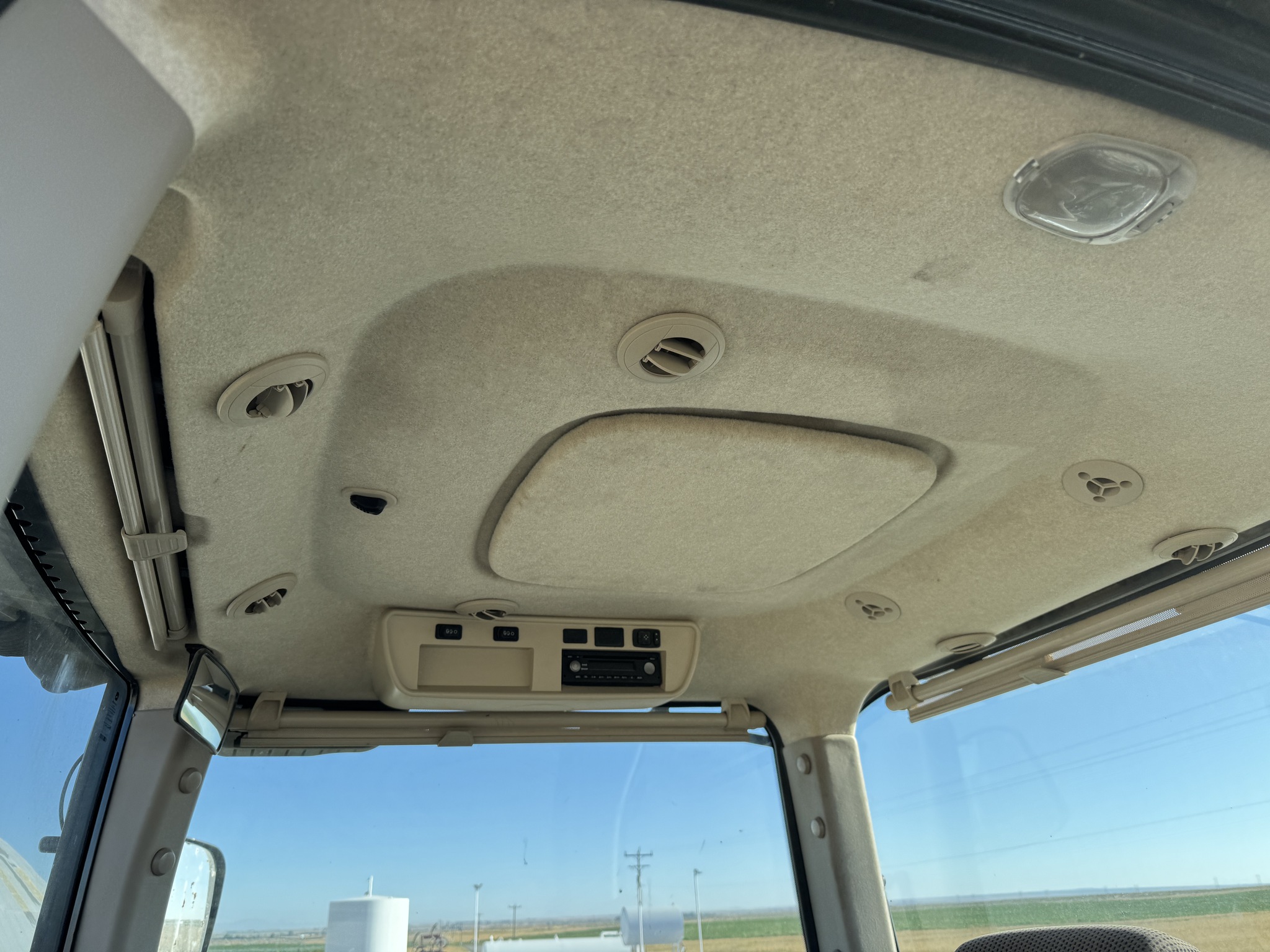 2017 John Deere 8320R Image 14