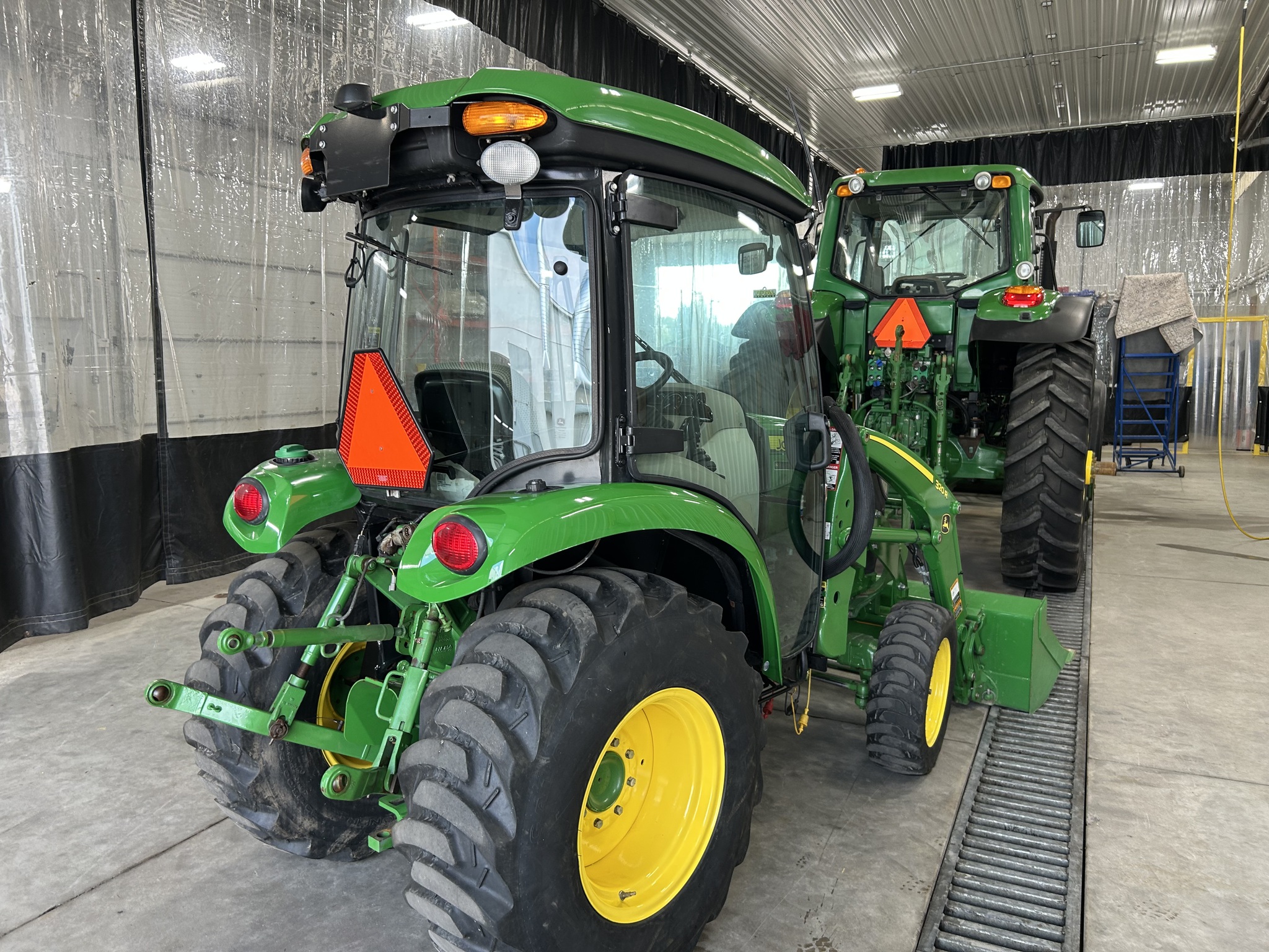 2021 John Deere 3039R Image 6