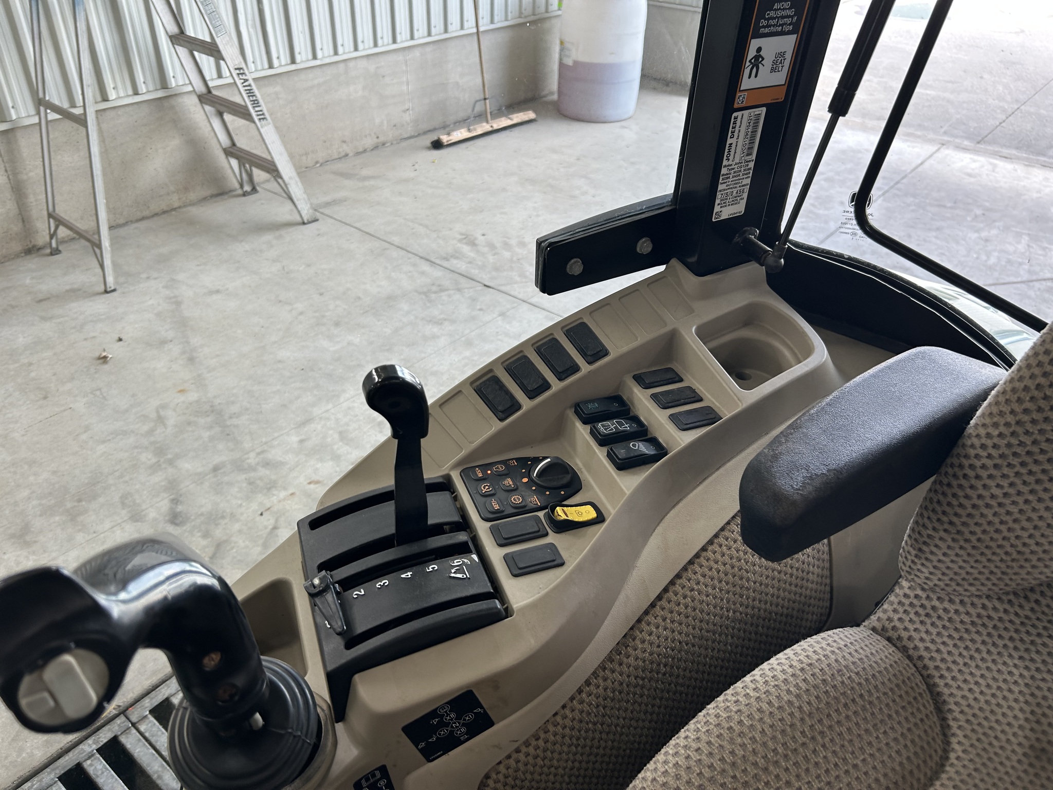 2021 John Deere 3039R Image 9