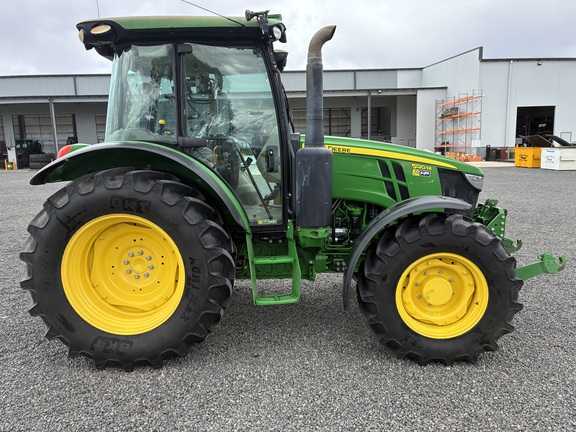 John Deere 5120M image 8