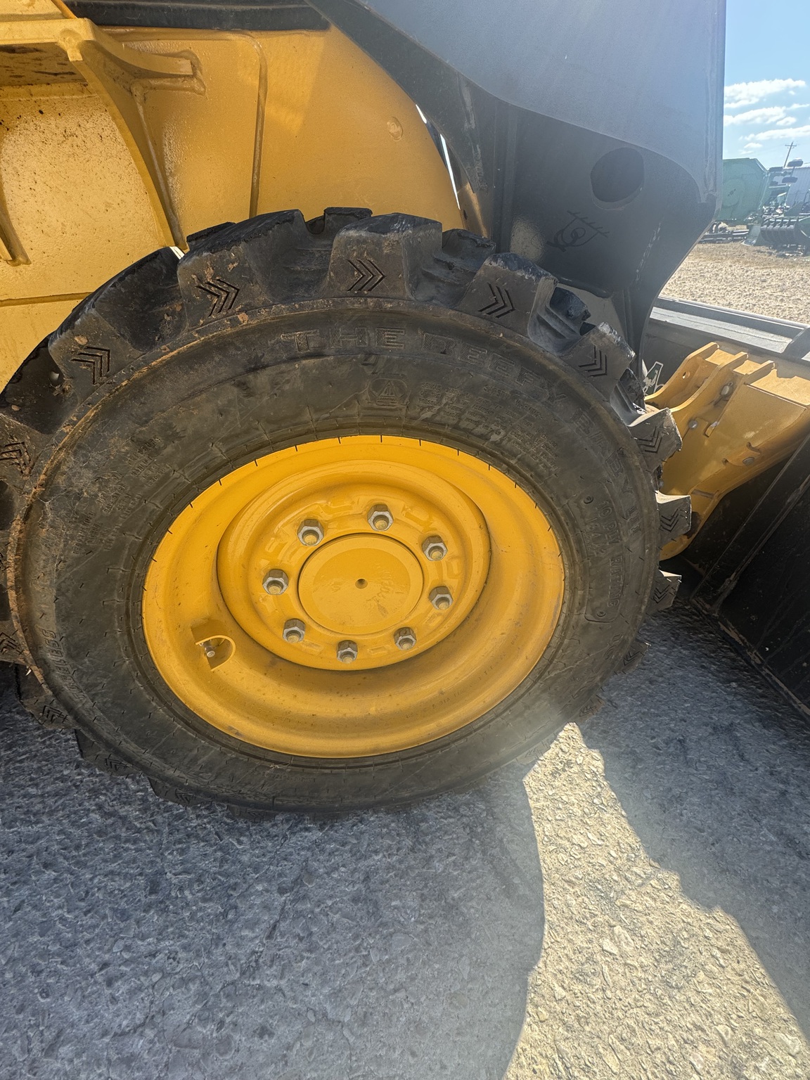 2021 John Deere 318G Image 6