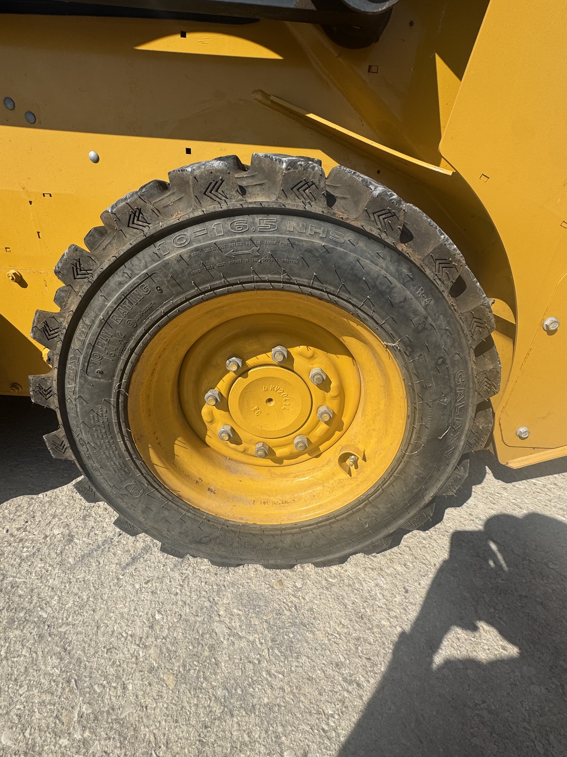 2021 John Deere 318G Image 9