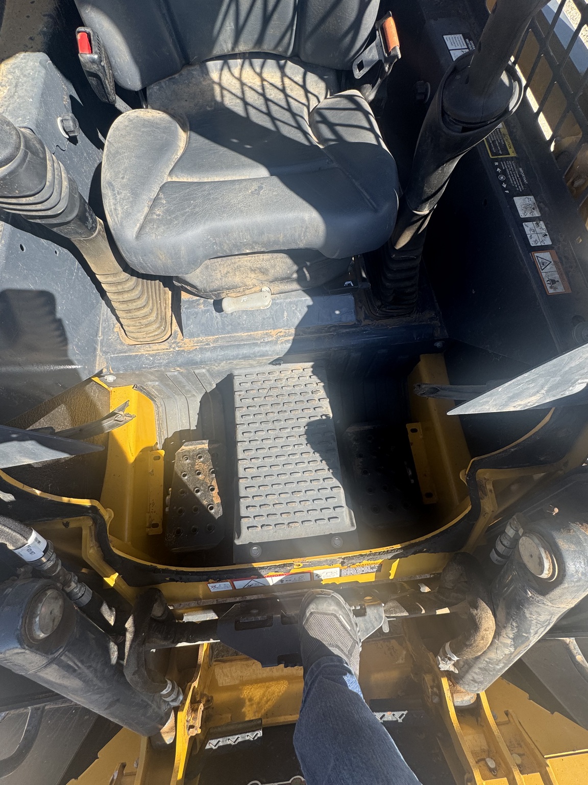 2021 John Deere 318G Image 13