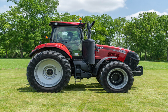Used 2021 Case IH Magnum 240 CVX Row Crop Tractors at Koenig Equipment in Anna, OH - Photo5