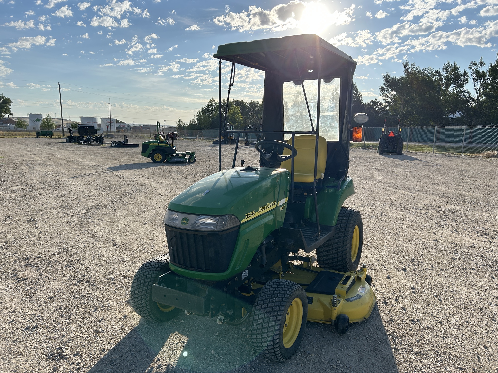 2010 John Deere 2305 Image 1