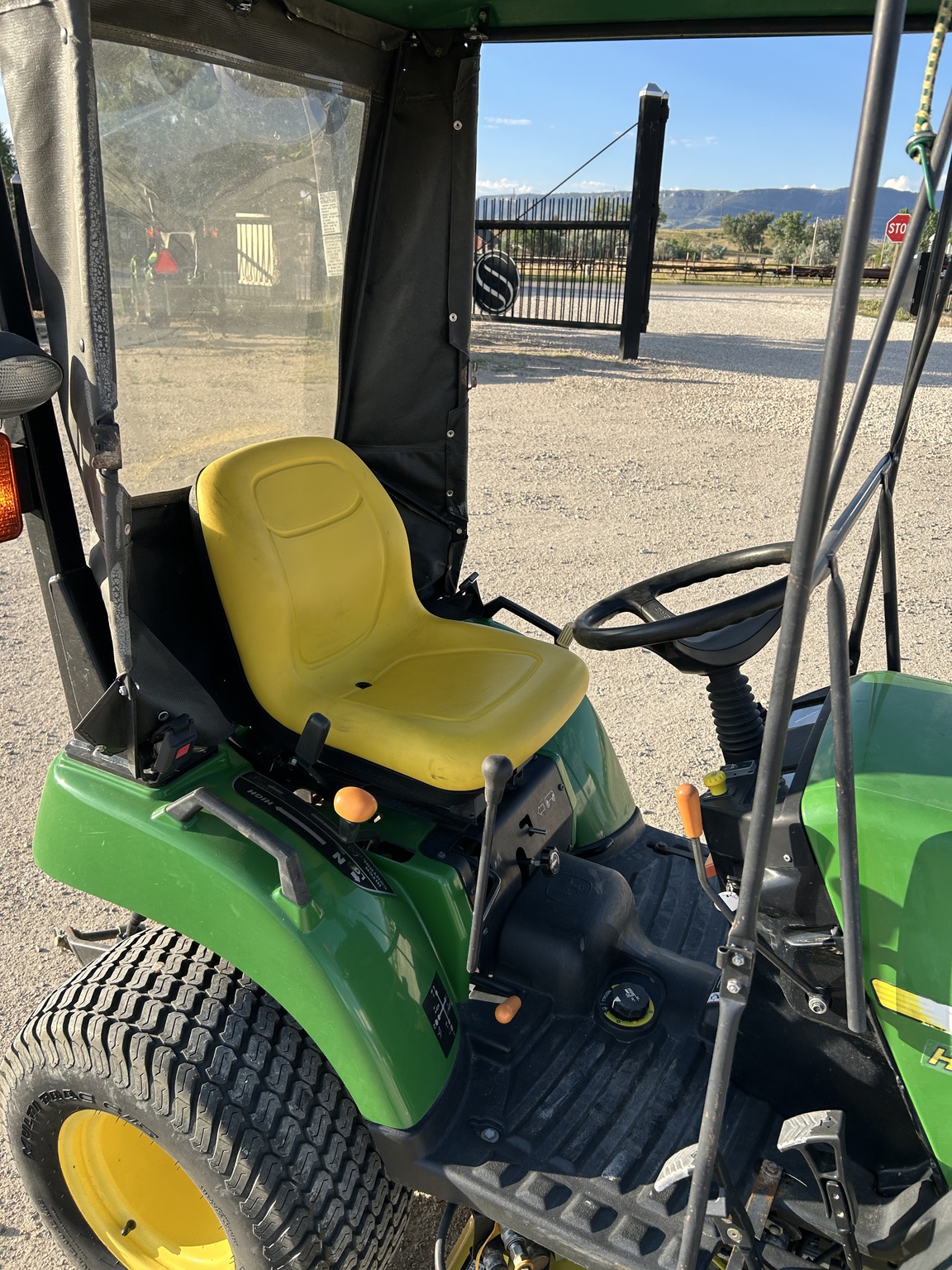 2010 John Deere 2305 Image 12