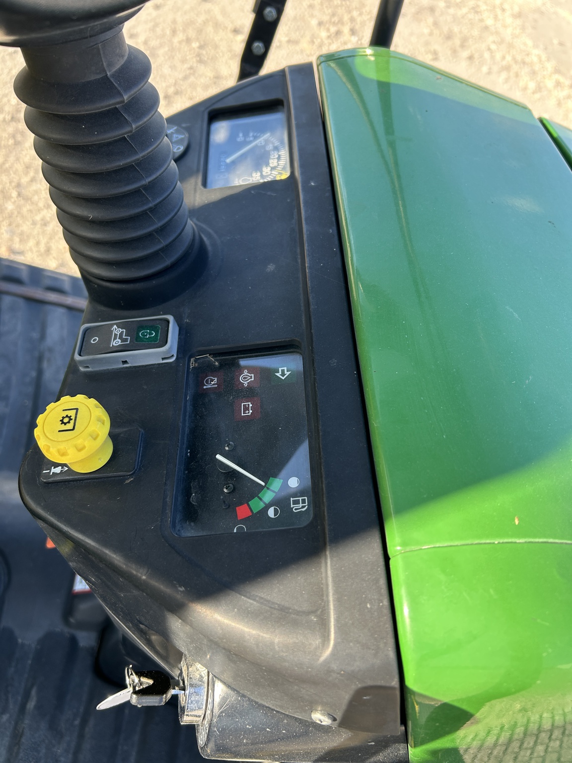 2010 John Deere 2305 Image 11