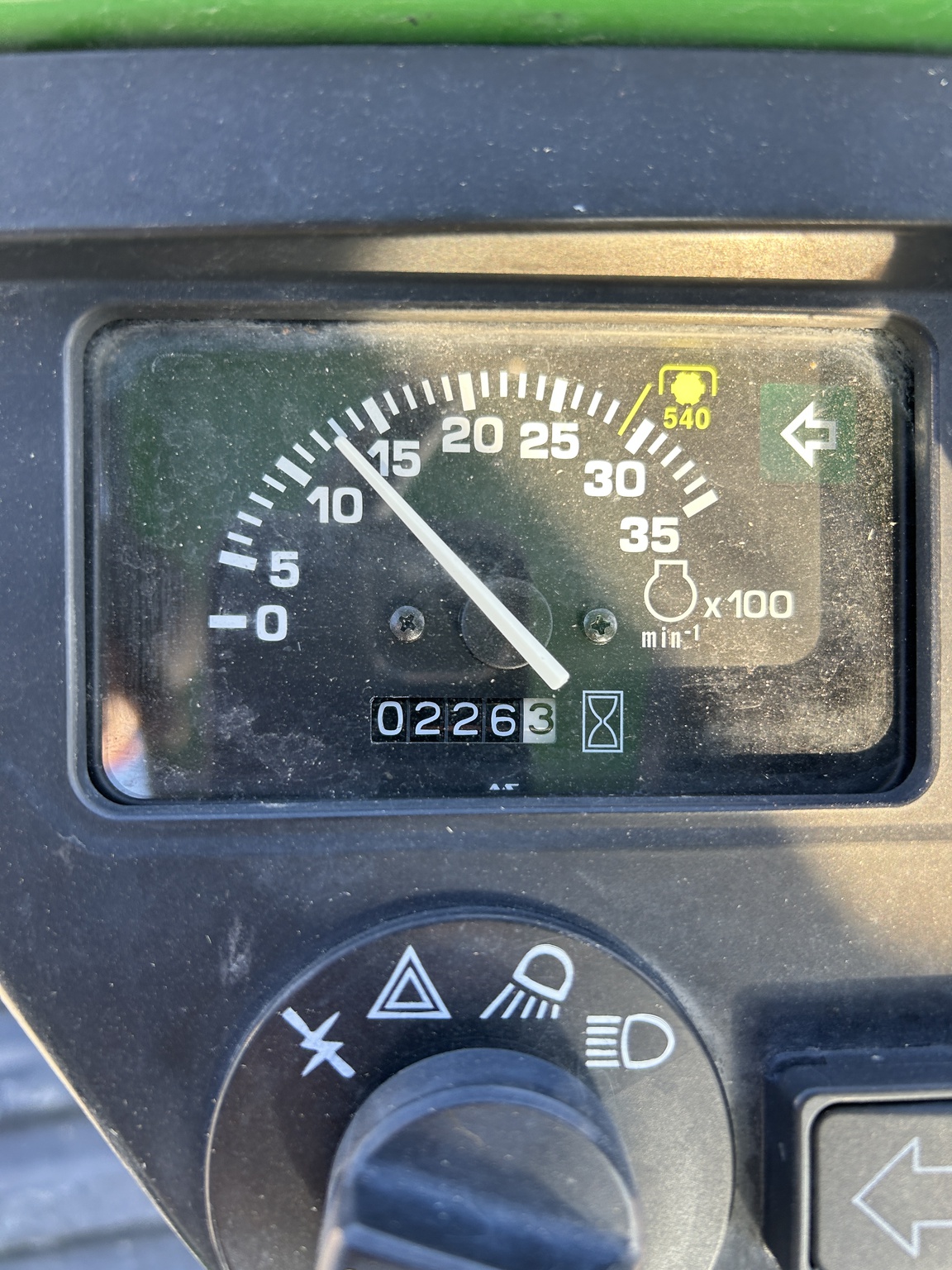 2010 John Deere 2305 Image 9