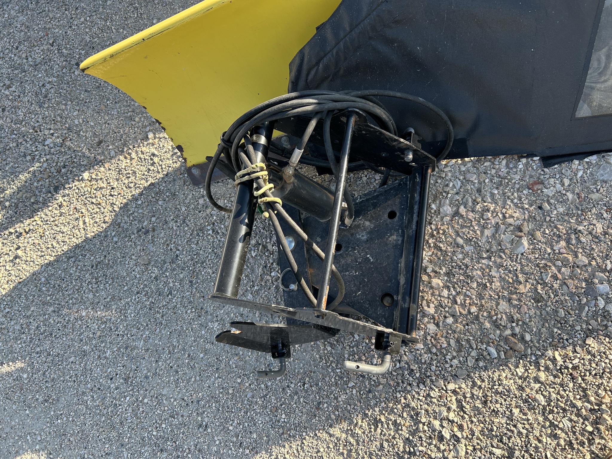 2010 John Deere 2305 Image 17