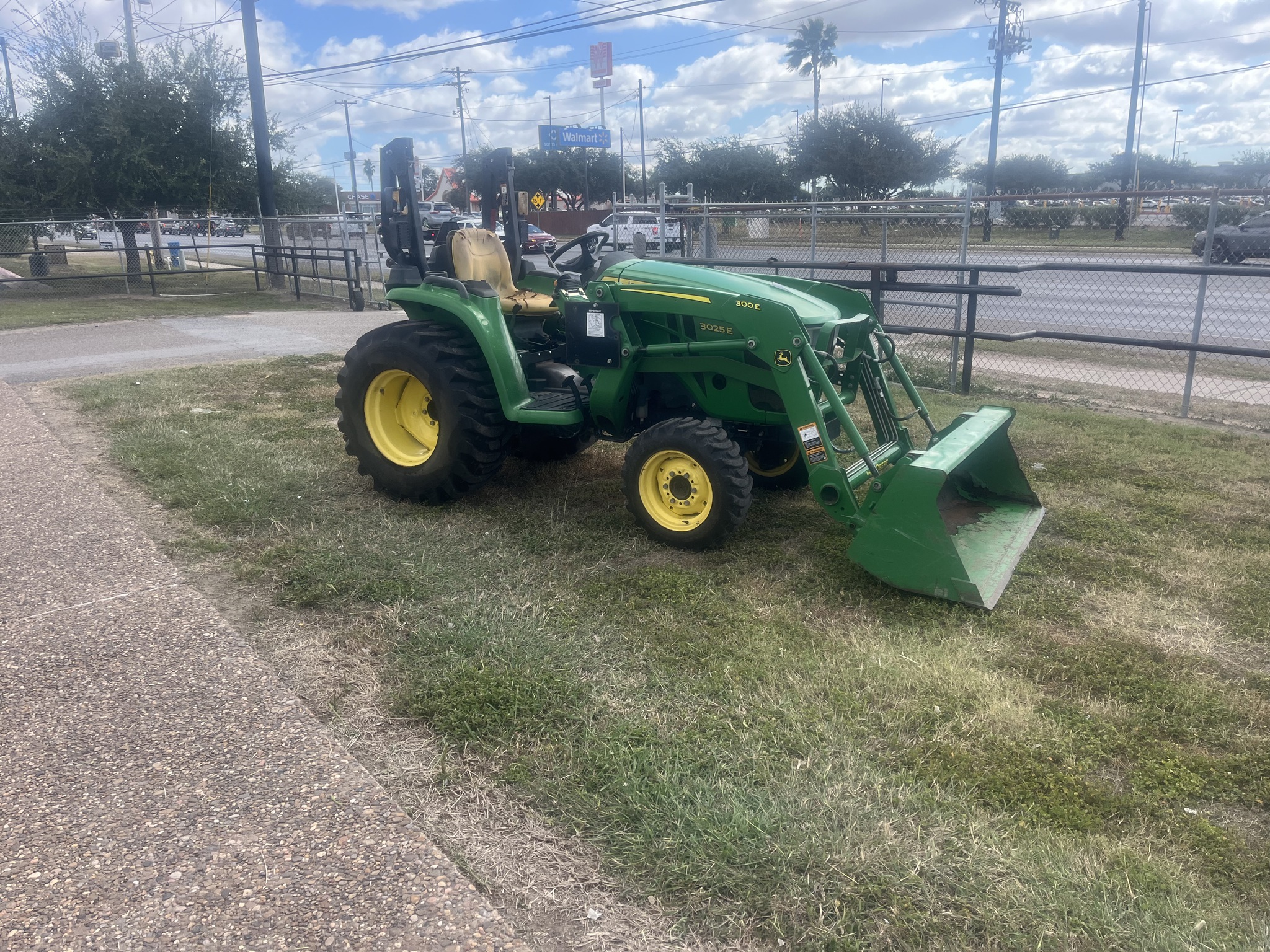 2021 John Deere 3025E Image 1