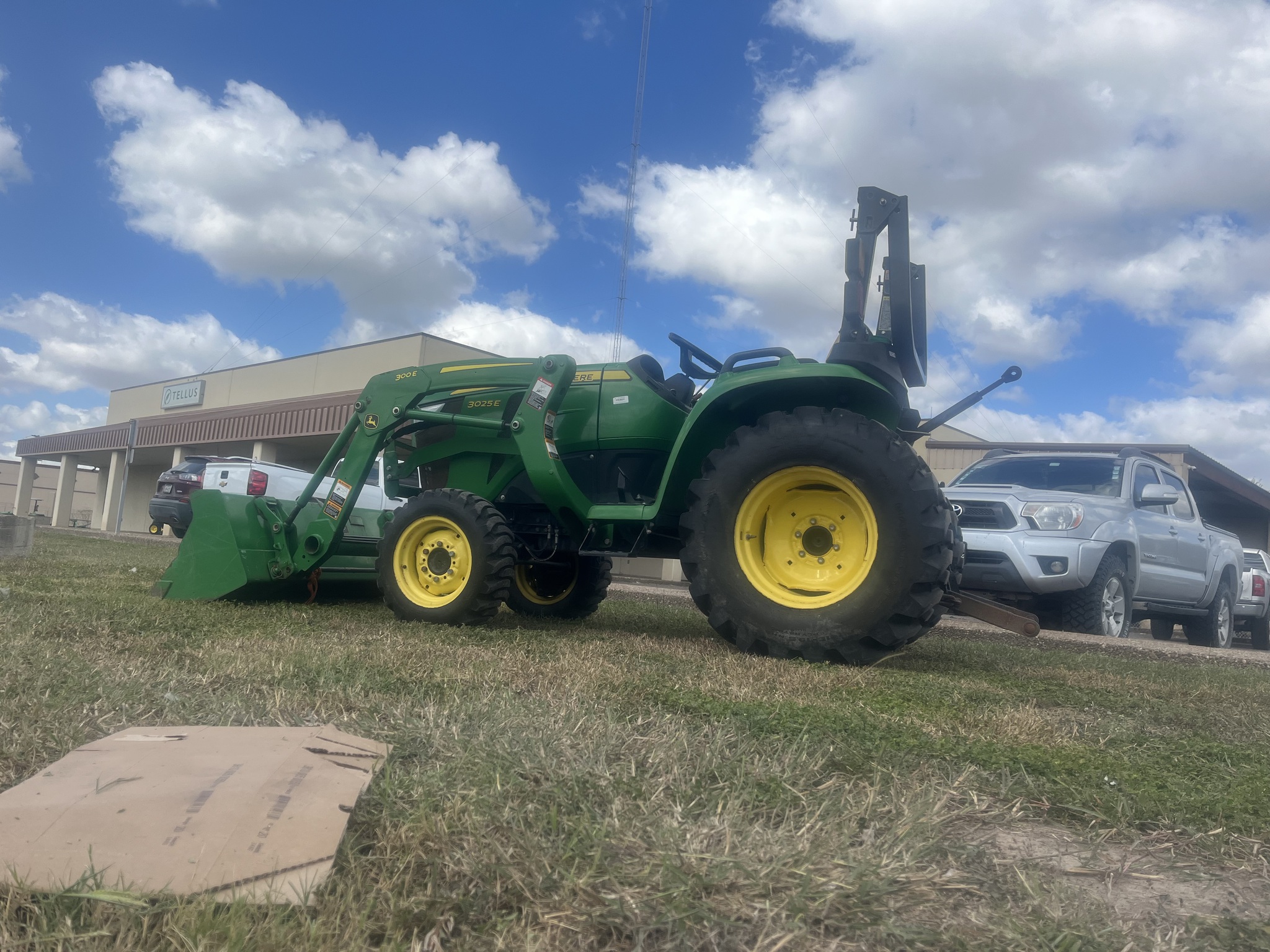 2021 John Deere 3025E Image 2