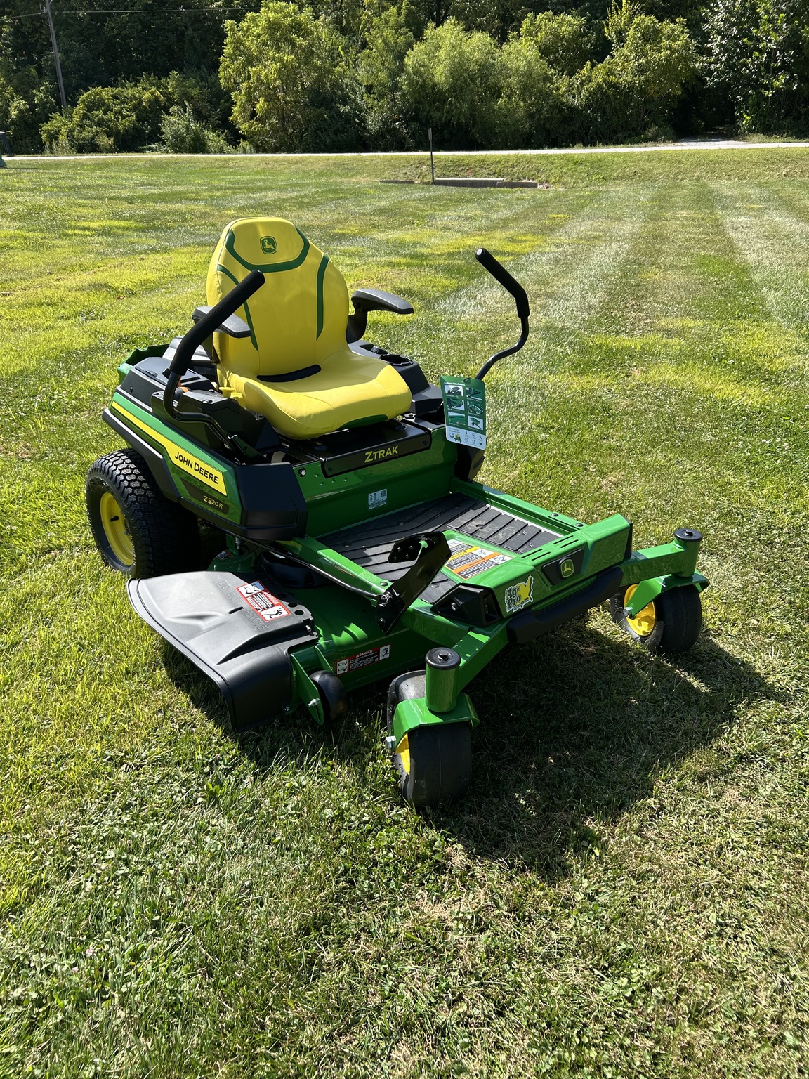 2025 John Deere Z320R Image 2