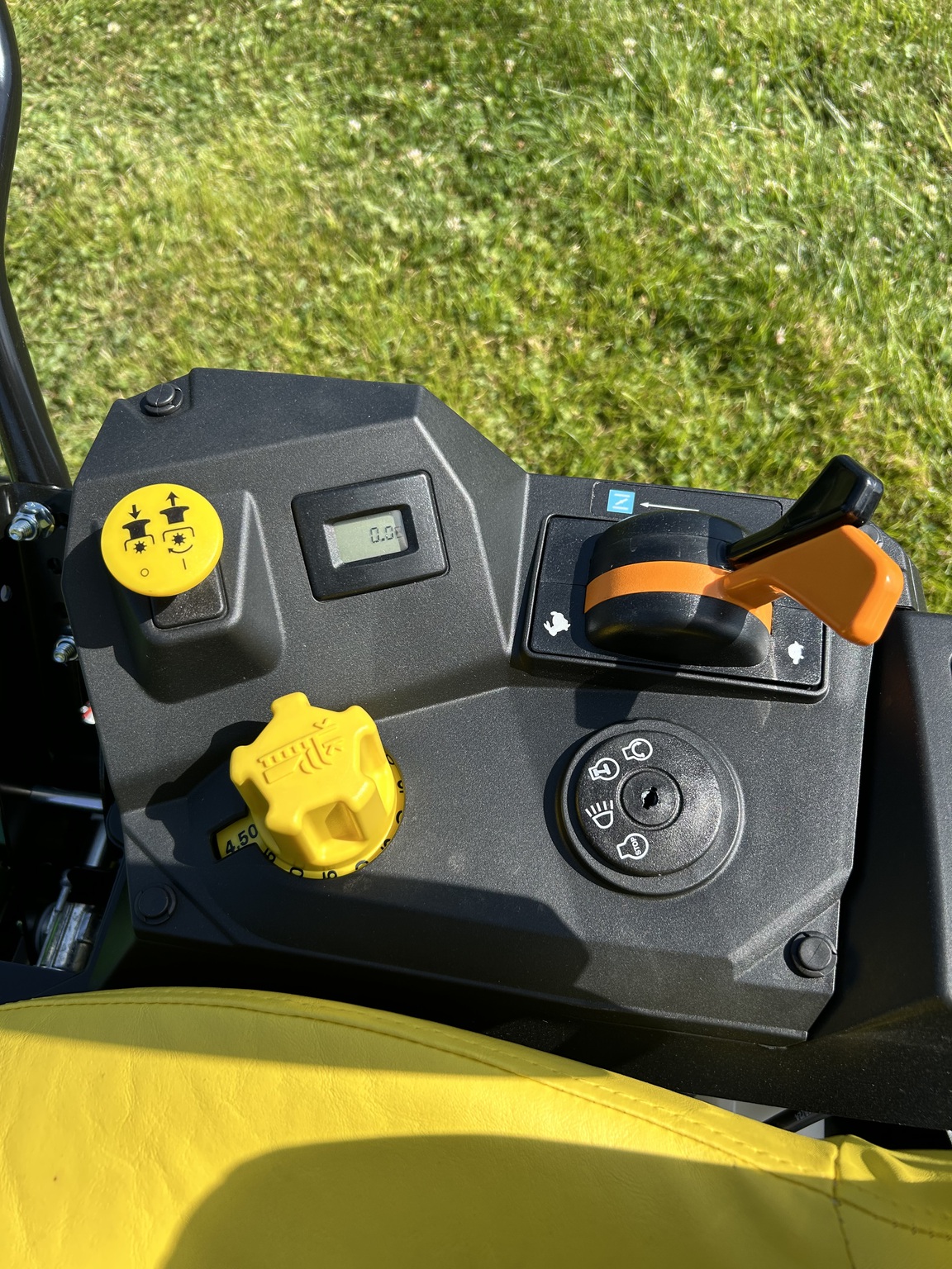 2025 John Deere Z320R Image 10