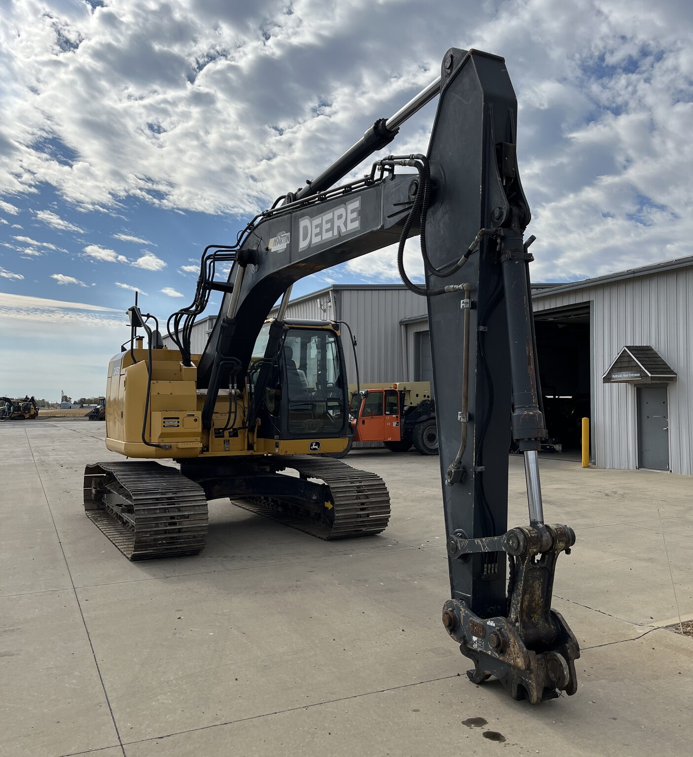 2015 John Deere 245G LC Image 4