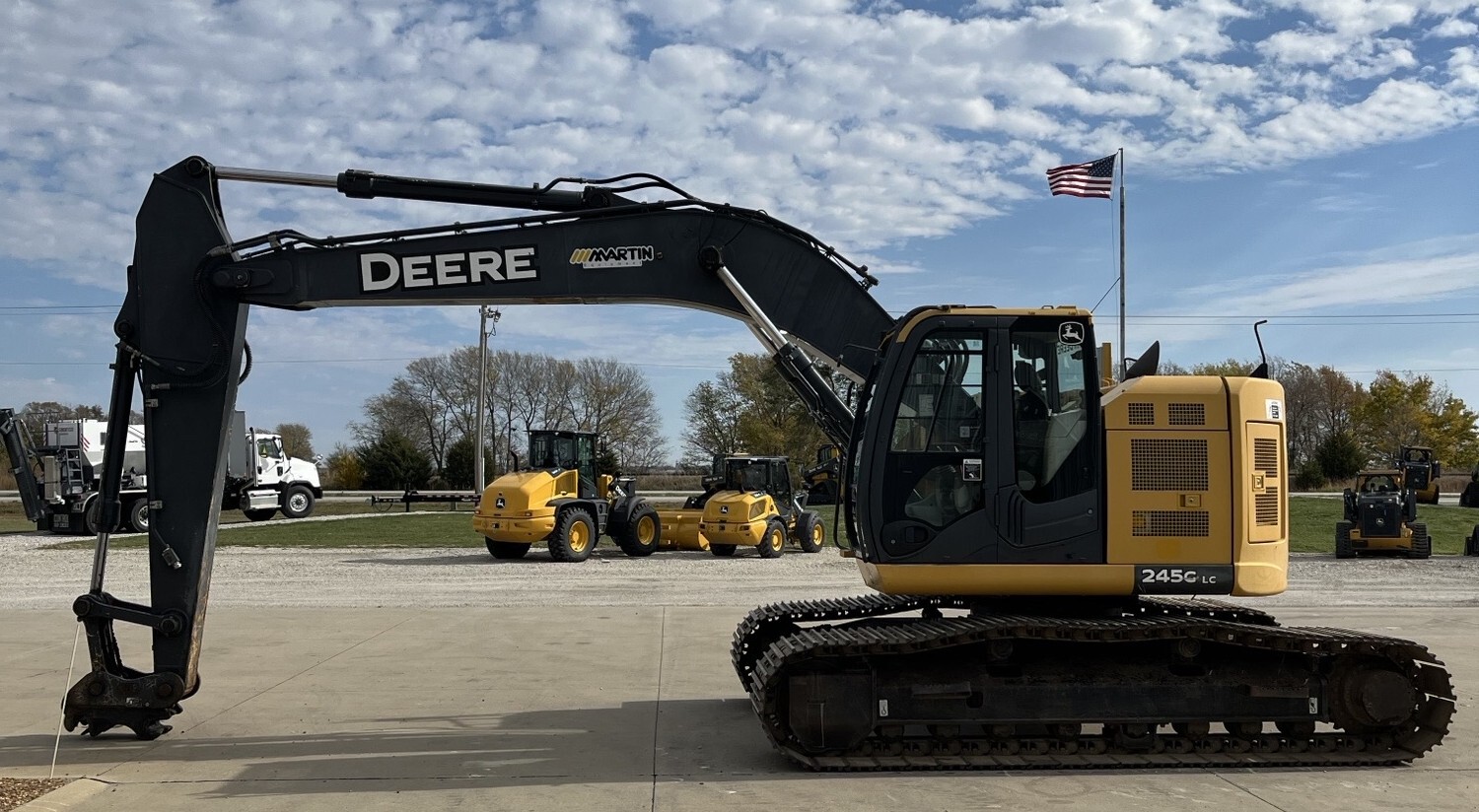 2015 John Deere 245G LC Image 2