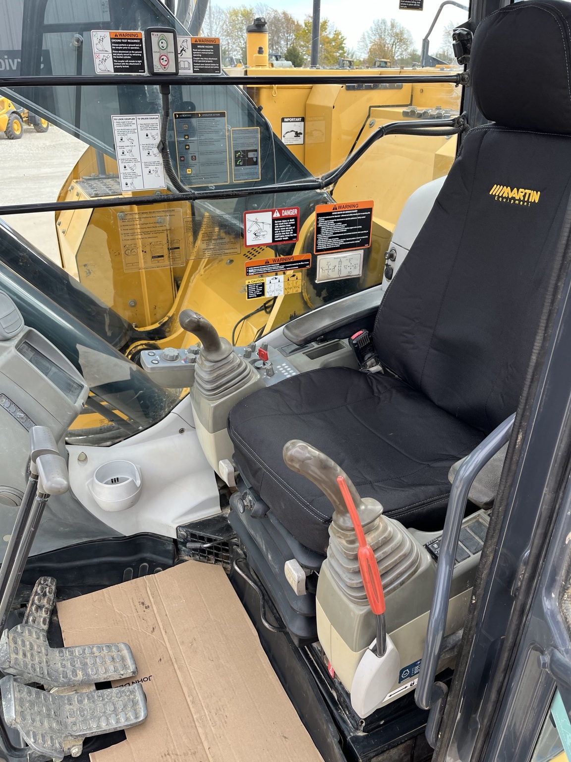 2015 John Deere 245G LC Image 8