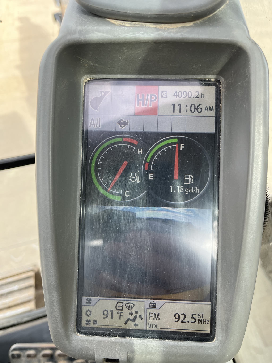 2015 John Deere 245G LC Image 9