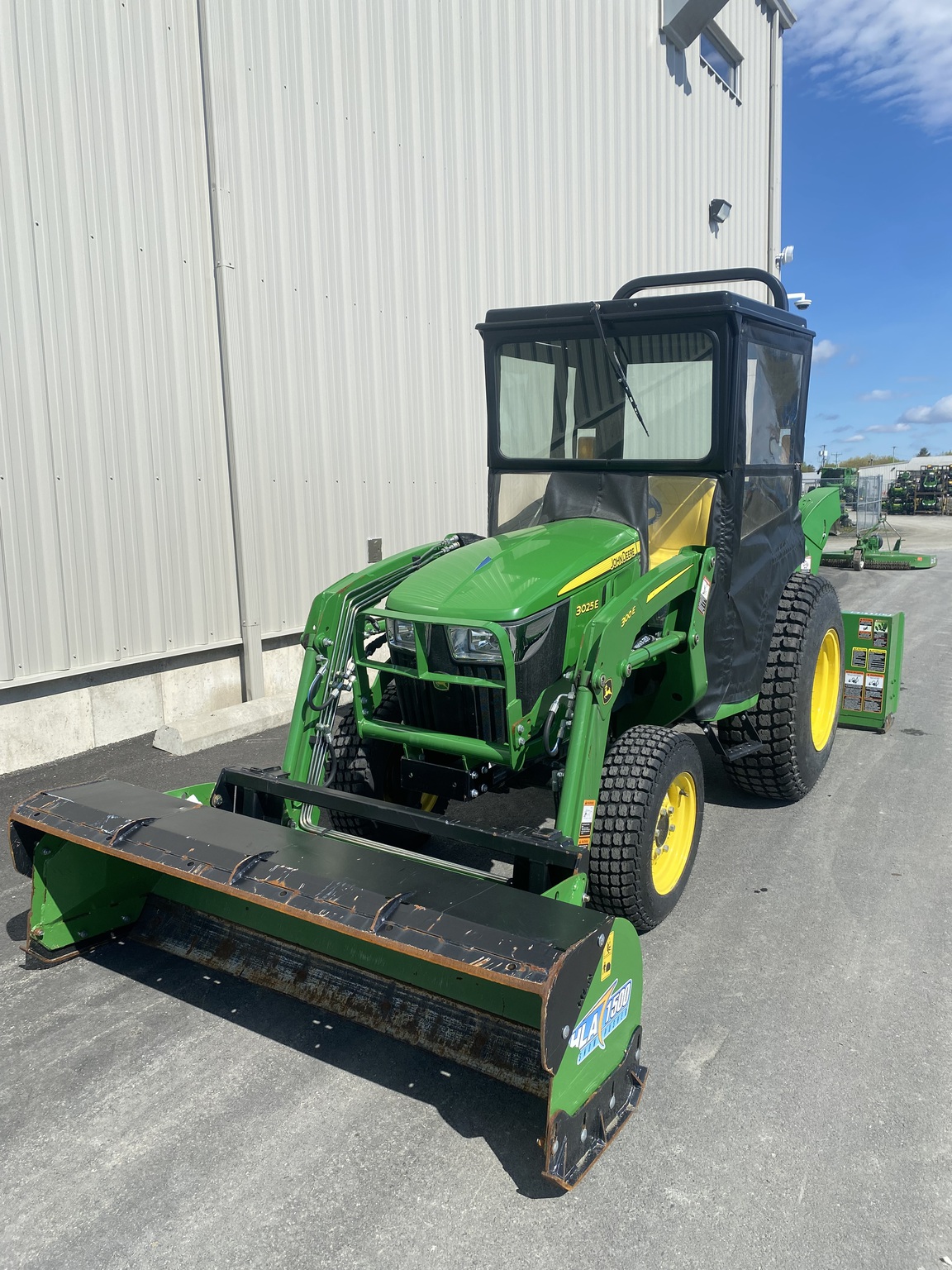 2022 John Deere 3025E Image 2