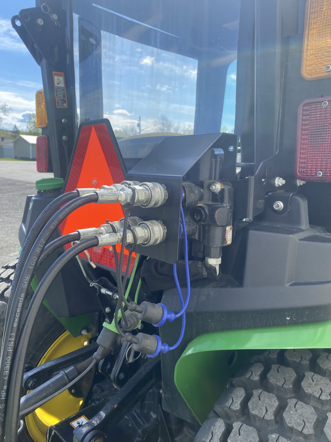 2022 John Deere 3025E Image 9