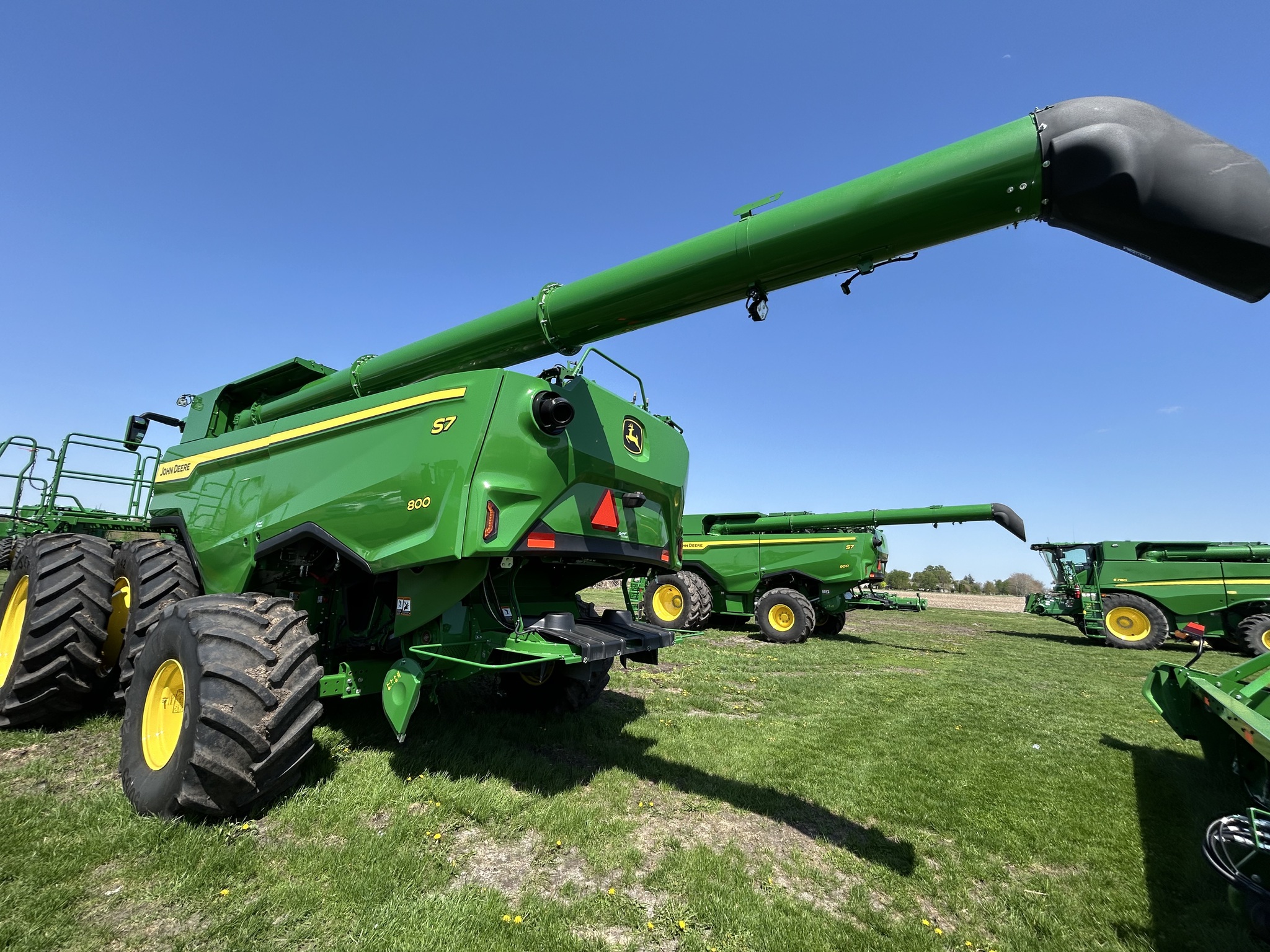  2025 John Deere S7 800 at Heritage Tractor in Galesburg, IL