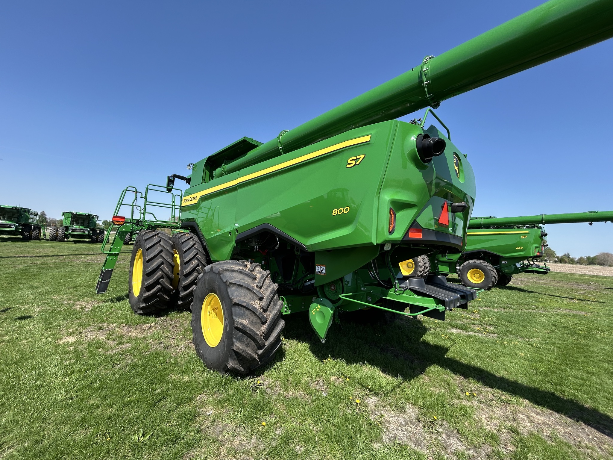  2025 John Deere S7 800 at Heritage Tractor in Galesburg, IL