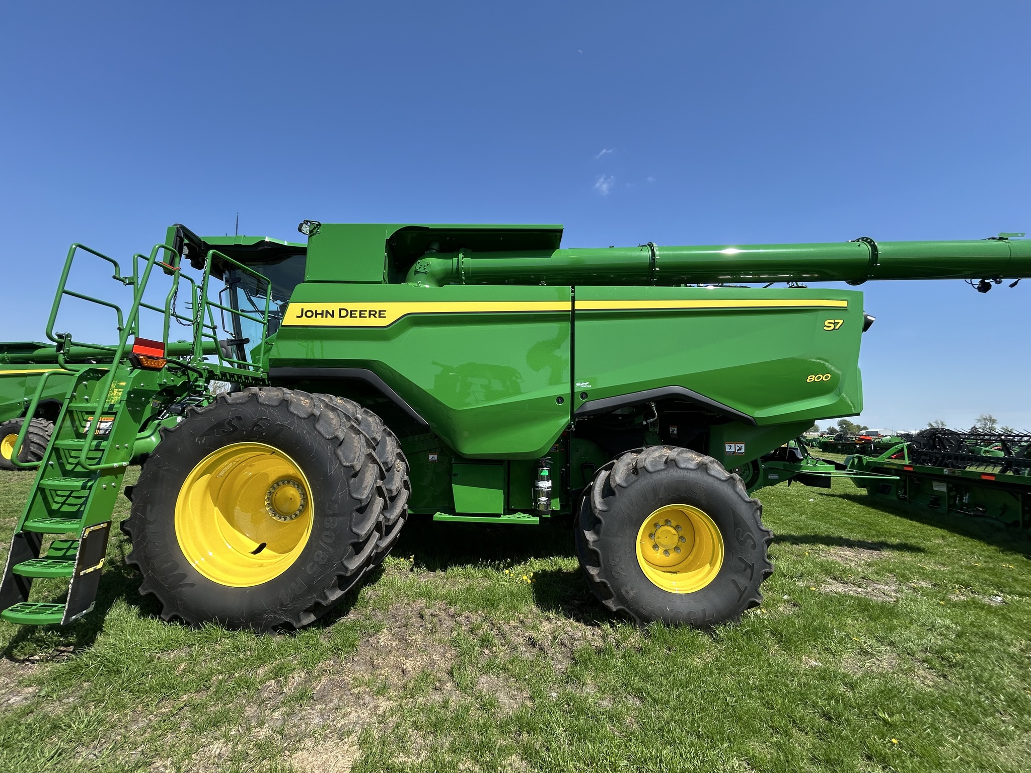  2025 John Deere S7 800 at Heritage Tractor in Galesburg, IL