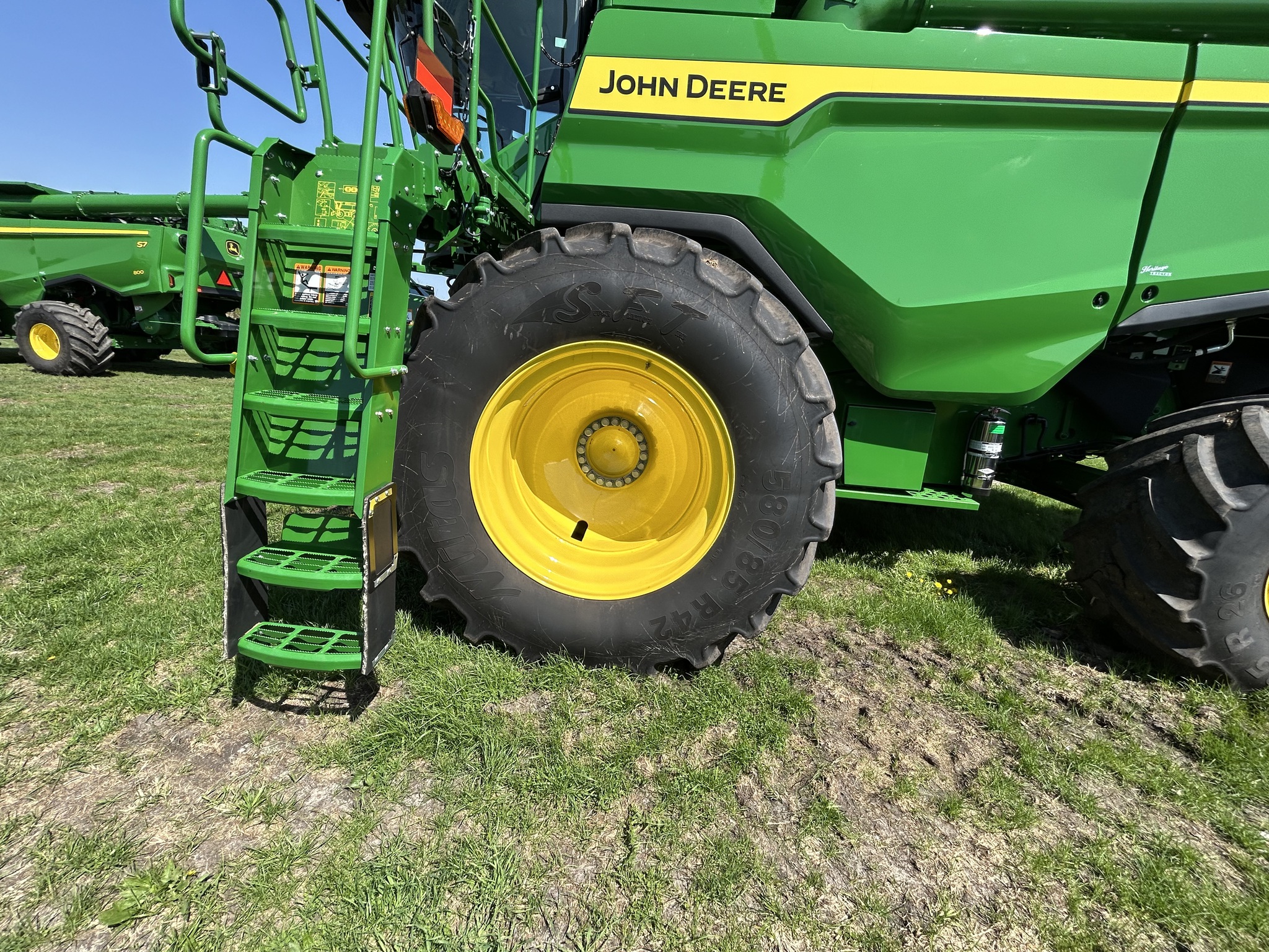  2025 John Deere S7 800 at Heritage Tractor in Galesburg, IL