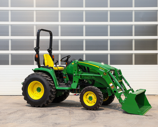  John Deere 3033R