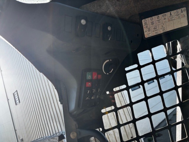 2021 John Deere 318G Image 4