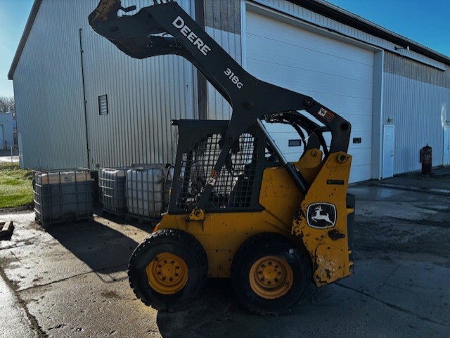 2021 John Deere 318G Image 6