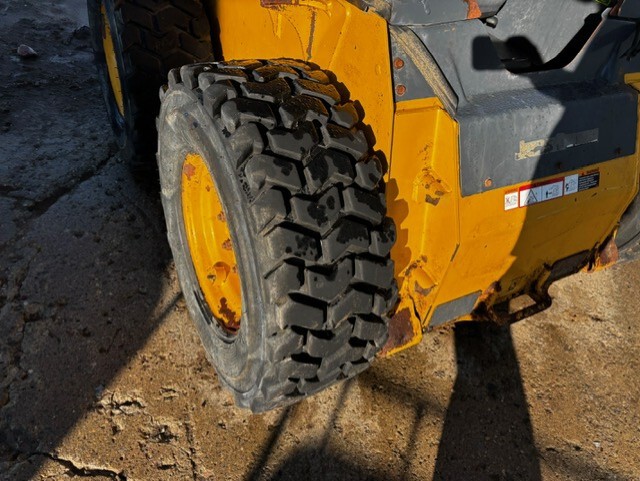 2021 John Deere 318G Image 9