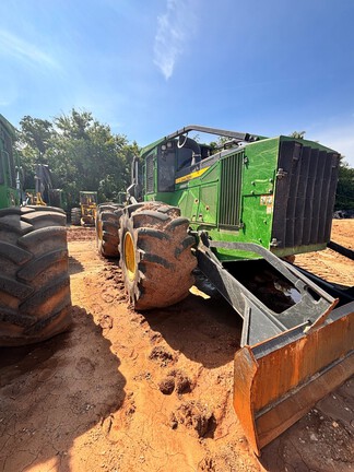 Photo of a 2023 John Deere 748LB