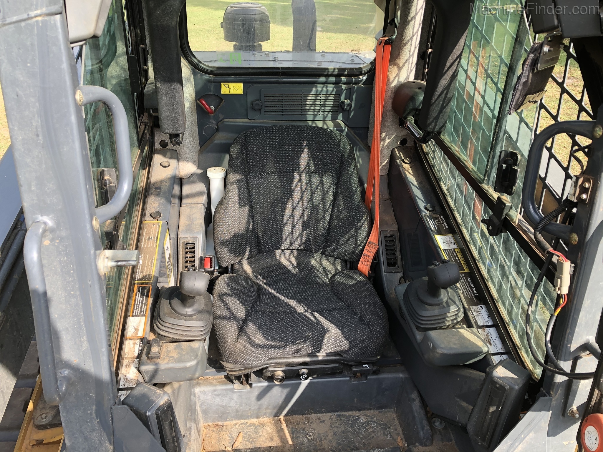 2018 John Deere 333G Image 6