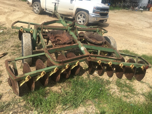 John Deere 8' Image 3