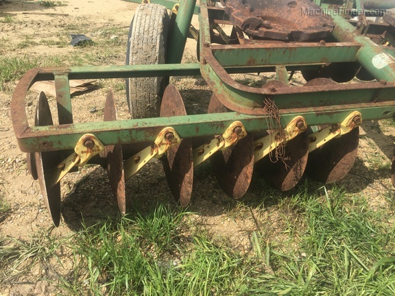 John Deere 8' Image 4