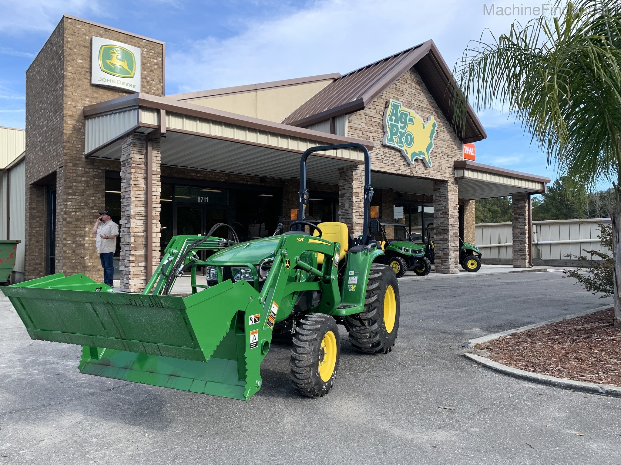 2020 John Deere 3025E Image 2