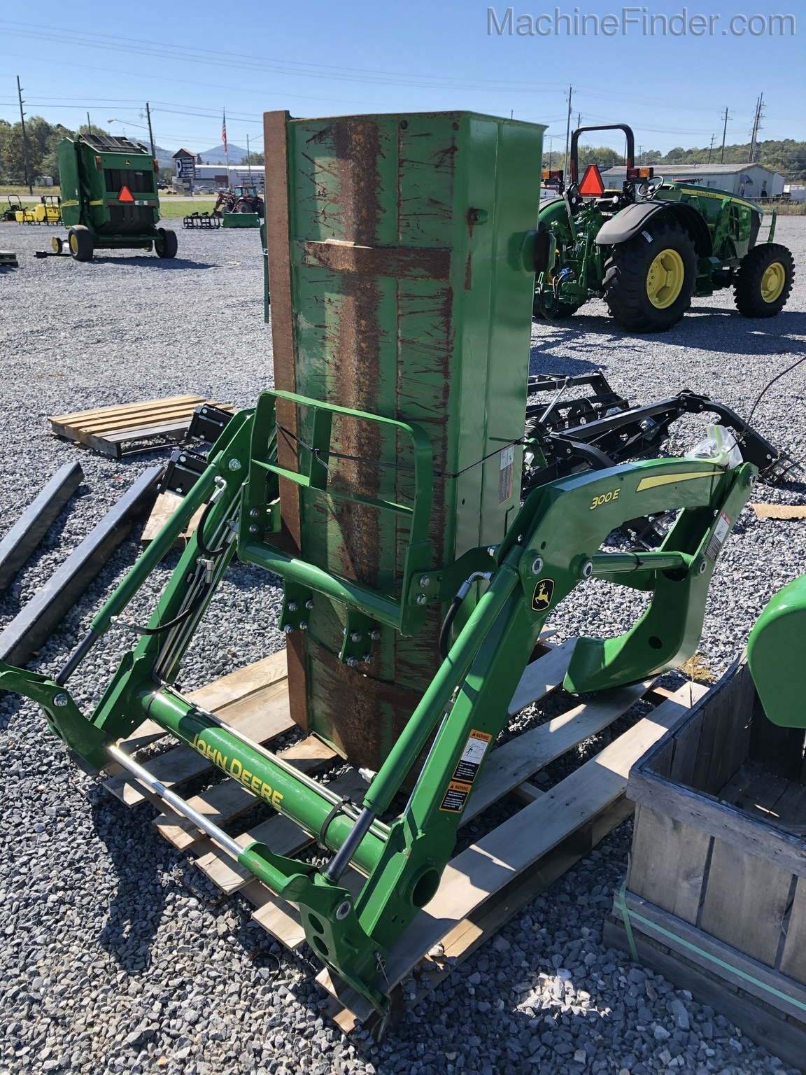 2018 John Deere 300E Loader Image 4