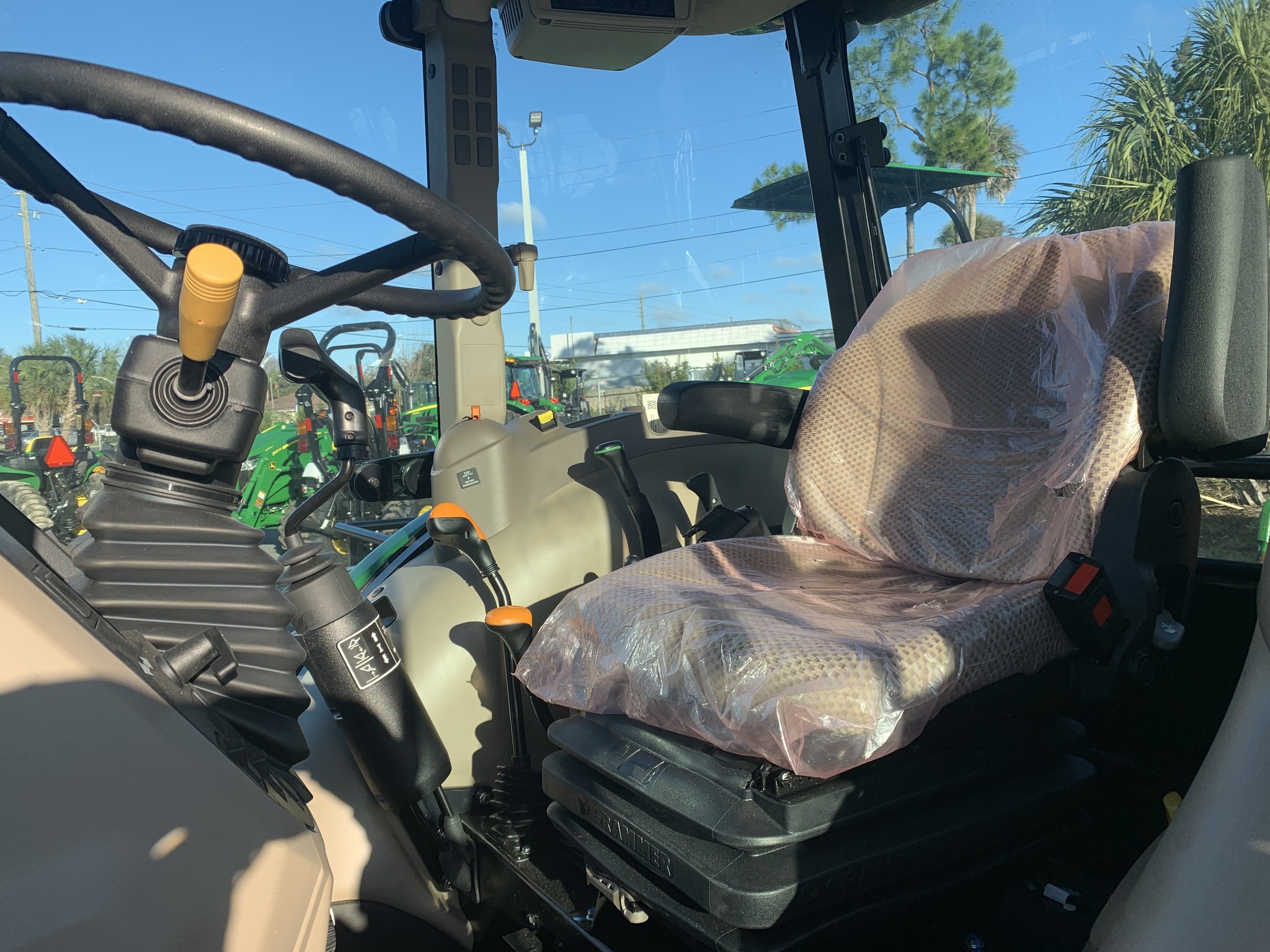 2023 John Deere 5075E Image 6