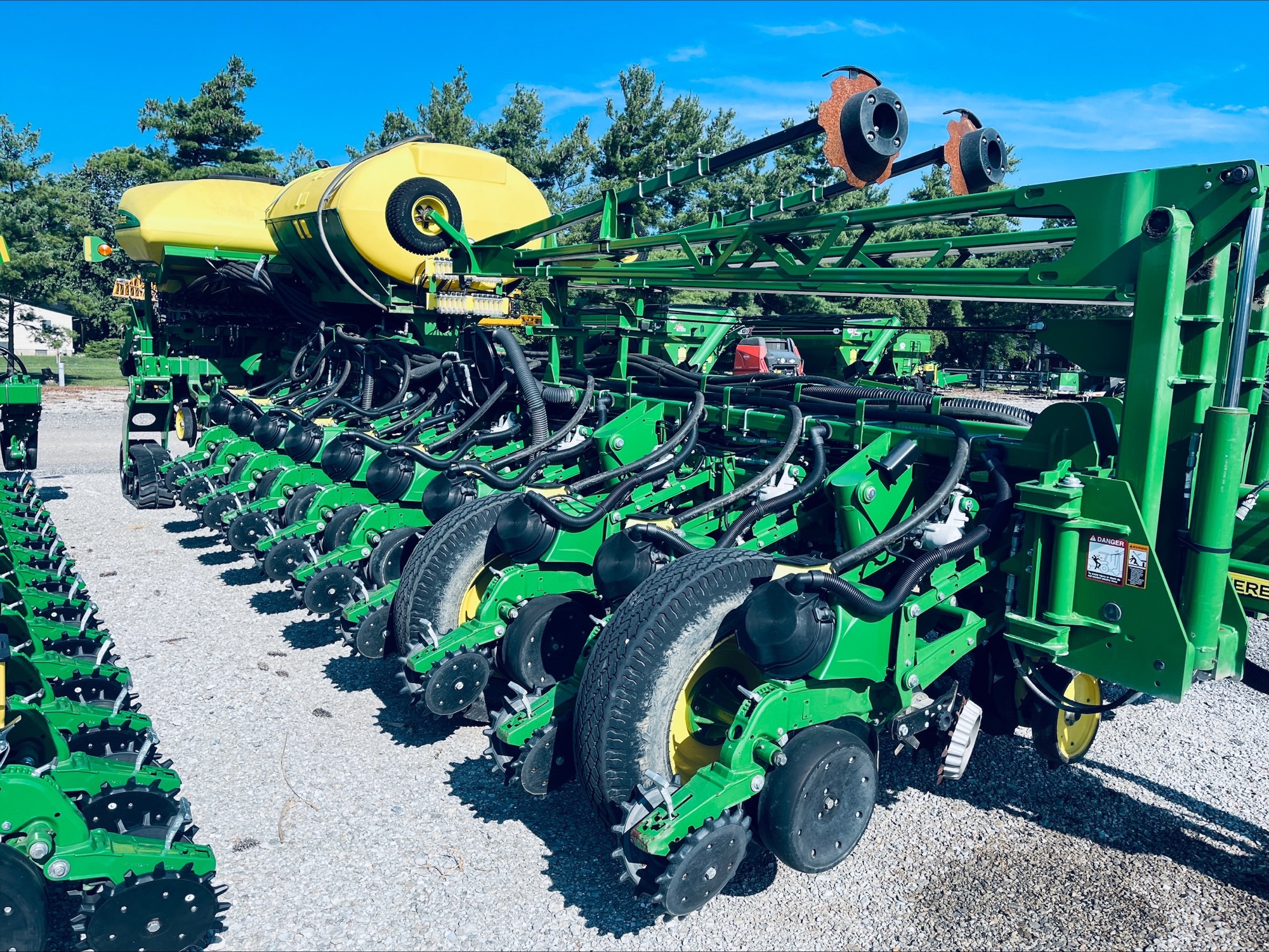 2017 John Deere 1775NT Image 2