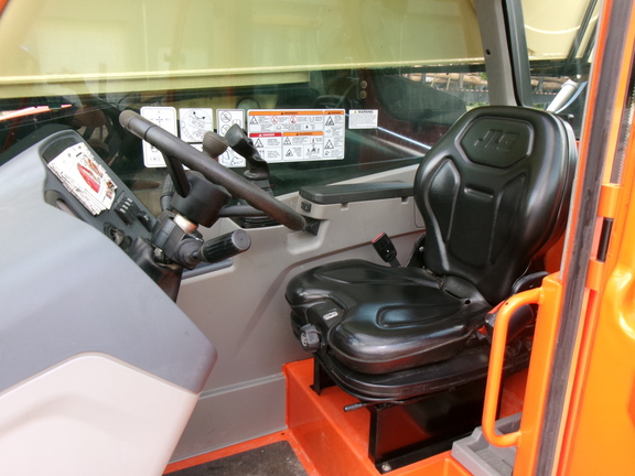 2023 JLG 1055