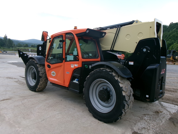 2023 JLG 1055