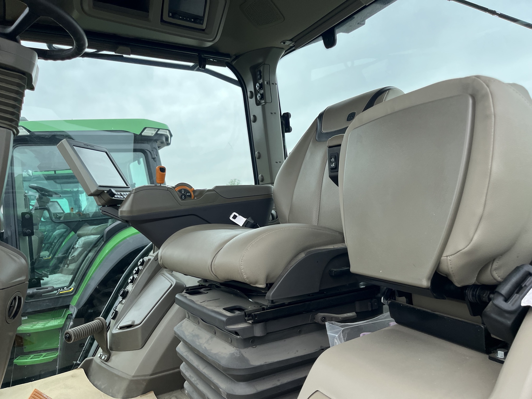 2023 John Deere 8R 370 Image 9