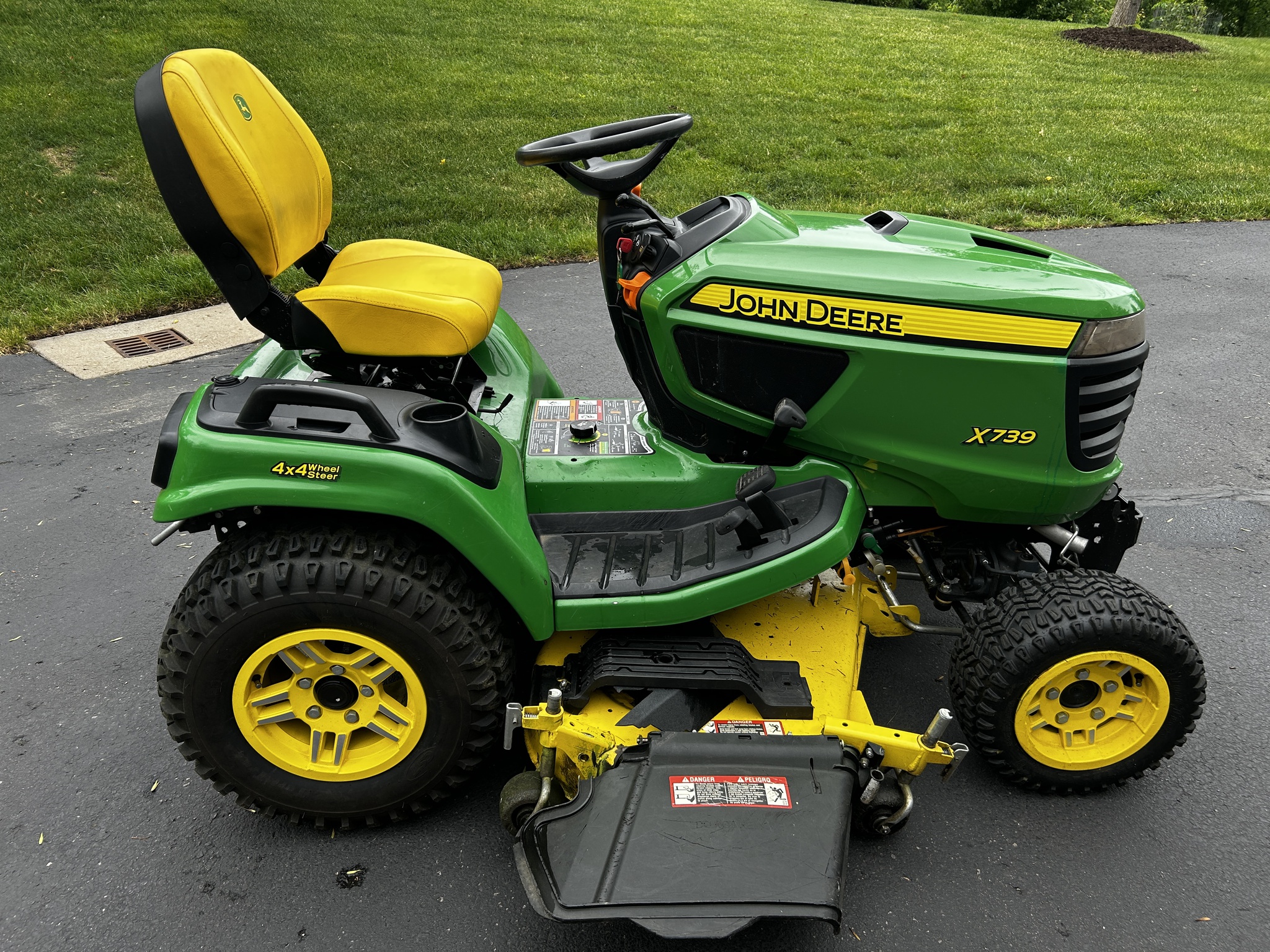 2020 John Deere X739 Image 6