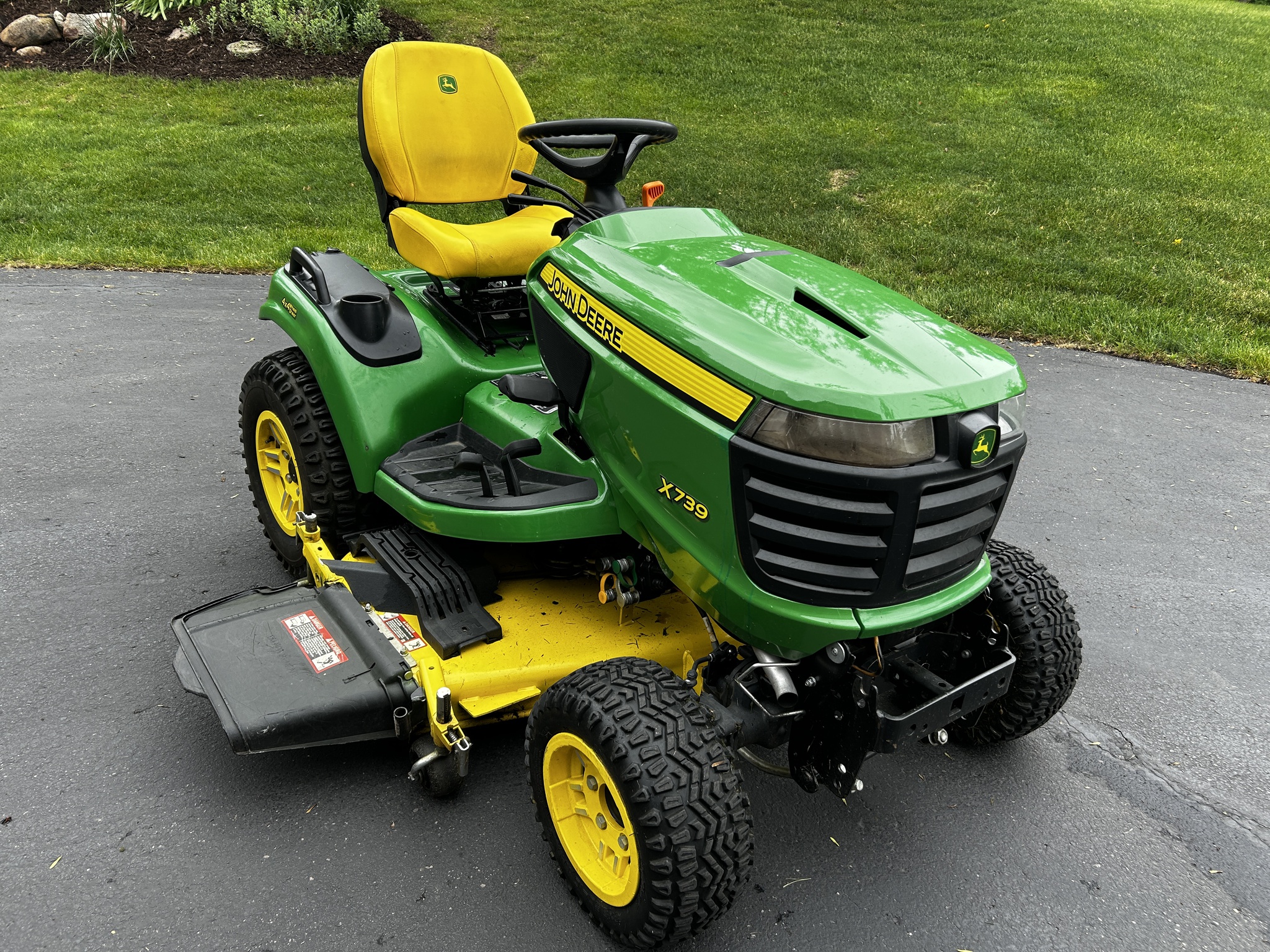 2020 John Deere X739 Image 7