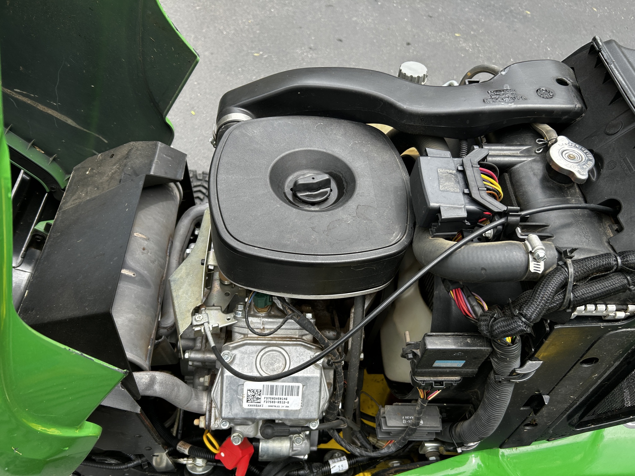 2020 John Deere X739 Image 16