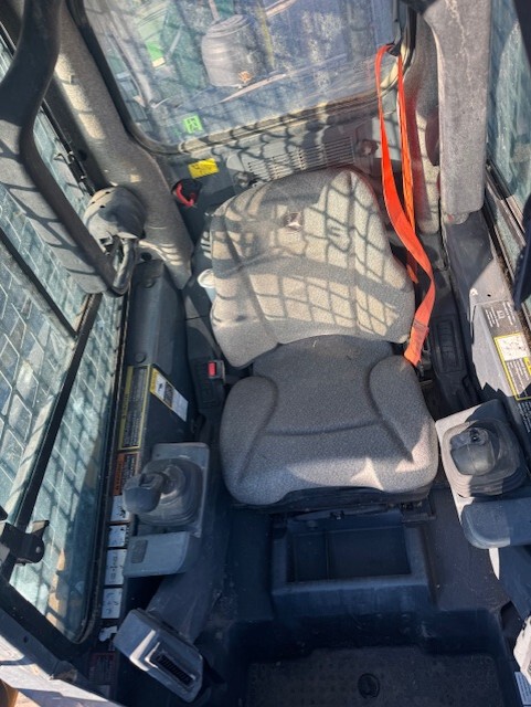 2023 John Deere 325G Image 8