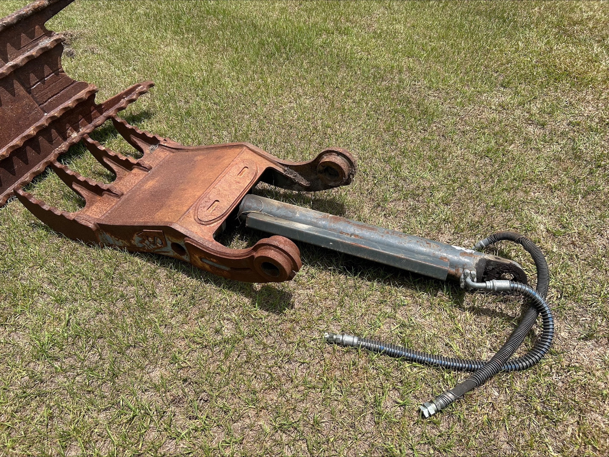 Strickland Hydraulic Thumb Image 1