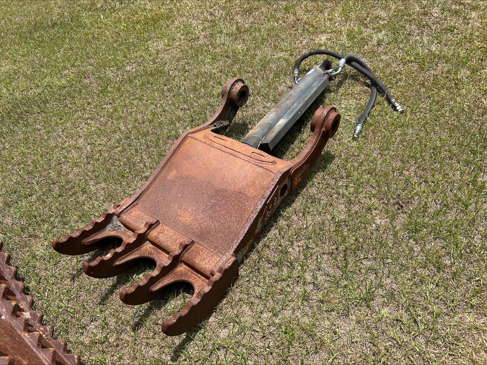 Strickland Hydraulic Thumb Image 2