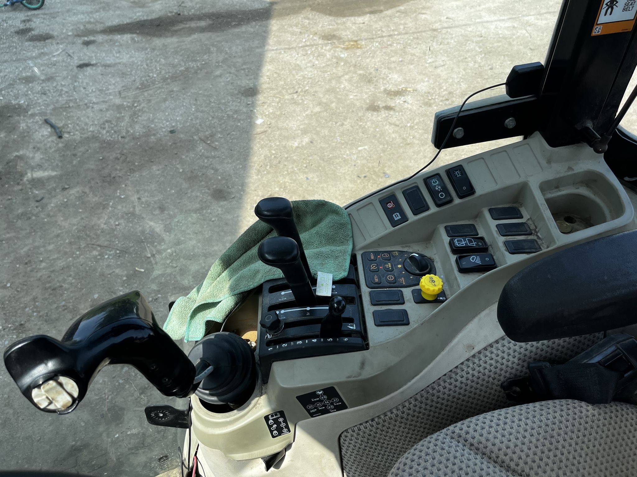 2019 John Deere 4066R Image 10